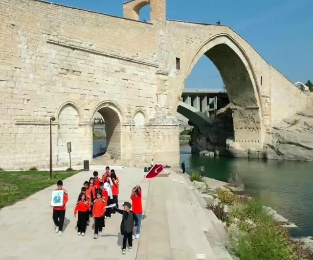Çatakköprü öğrencileri Malabadi Köprüsünde cumhuriyet değerlerini sahneledi