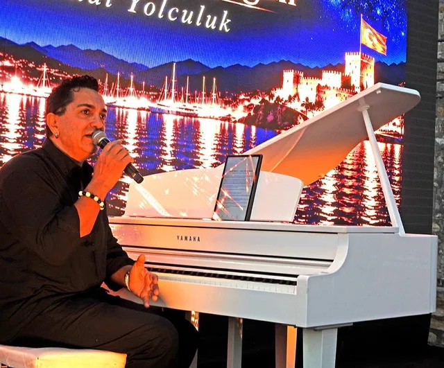 Çeşme'nin ezgileri kale surlarında hayat buldu