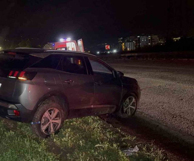 Çevre yolunda savrulan otomobil orta refüje çıktı, iki kişi yaralandı