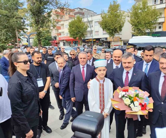 Çiftçi, Batman'da kardeşlik külliyesi camisinin açılış törenine katıldı