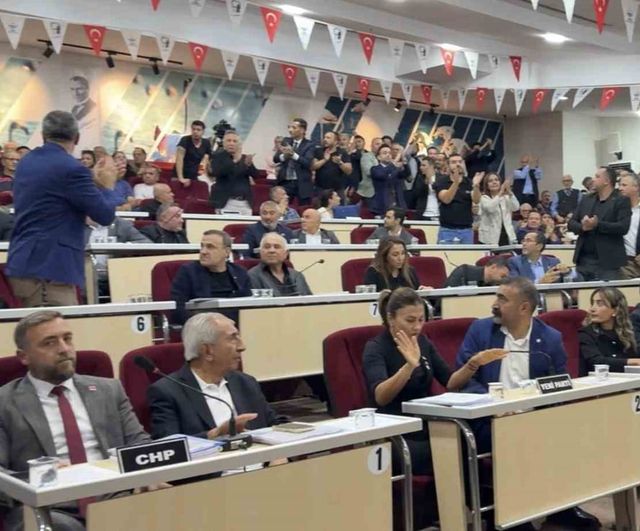 Çiğli meclisinde tansiyon yükseldi: başkana su şişesi fırlatıldı
