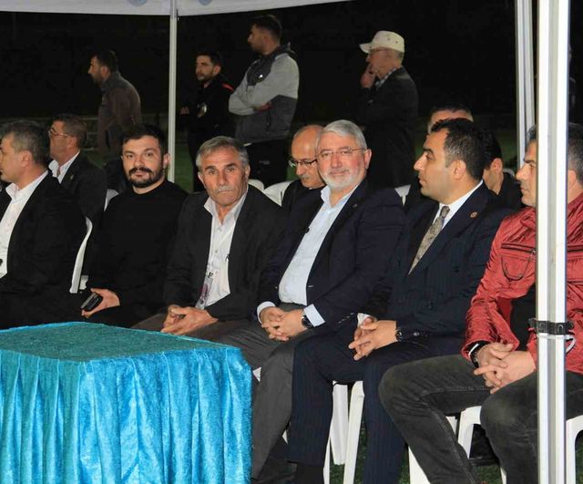 Çorum'da köyler arası turnuva sona erdi: Kınık penaltılarla şampiyon oldu, halayla kutladılar