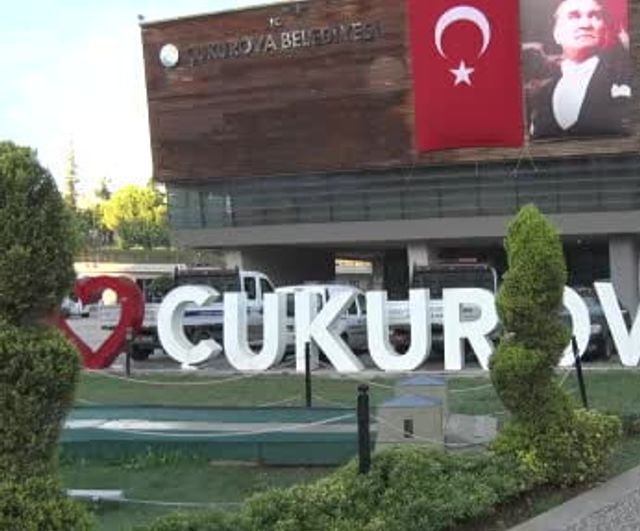 Çukurova belediyesi önünde geniş çaplı jandarma araması
