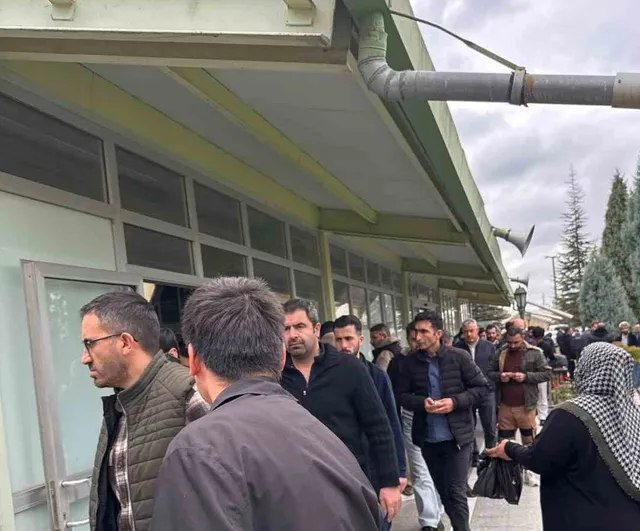 Cuma namazı çıkışında siyah çöp poşetiyle para isteyen kadın
