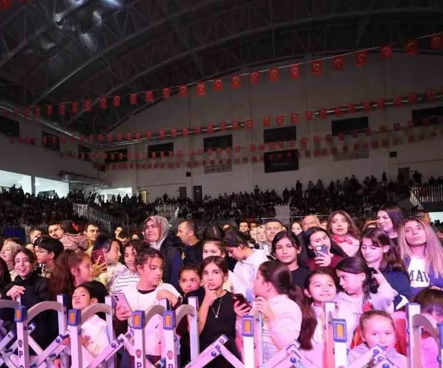 Cumhuriyet coşkusu Ayna ile sahnede
