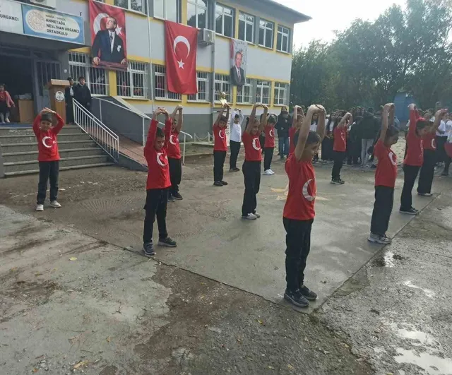 Cumhuriyetin 103. yılında öğretmenler ve öğrenciler hatıra köşesinde sıraya girdi