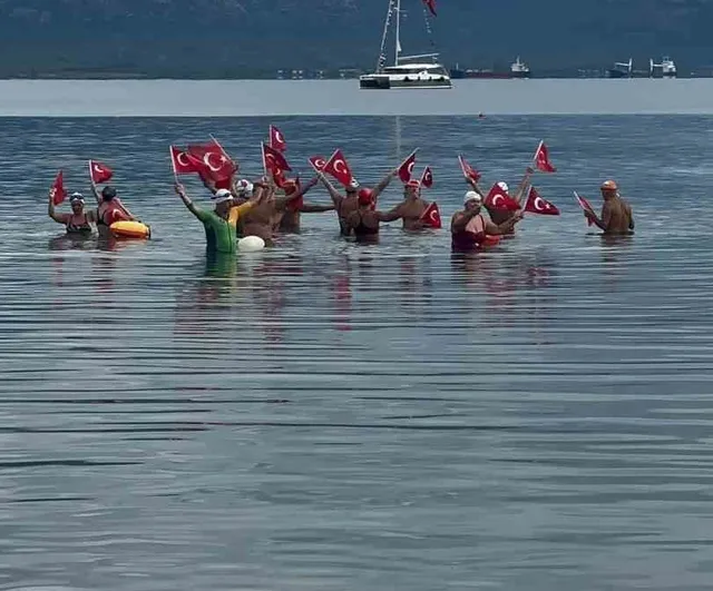 Datça'da cumhuriyet için bin 923 metre kulaç attılar