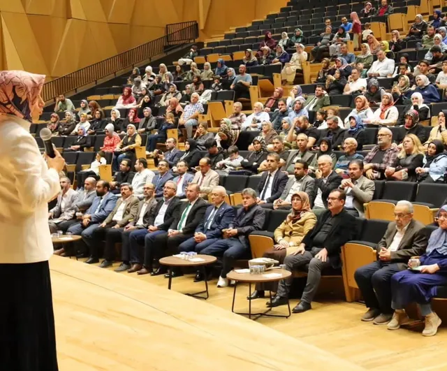 Denizli'de duyguların yönetiminde psikoloji ve maneviyat tartışıldı