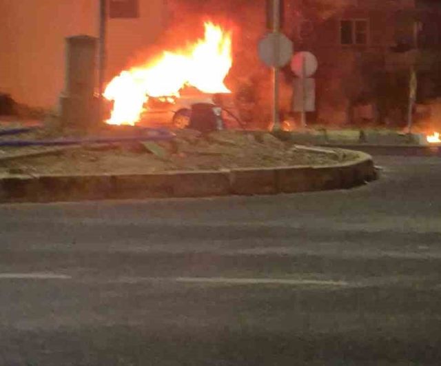 Denizli'de seyir halindeki otomobil alev alıp hurdaya döndü