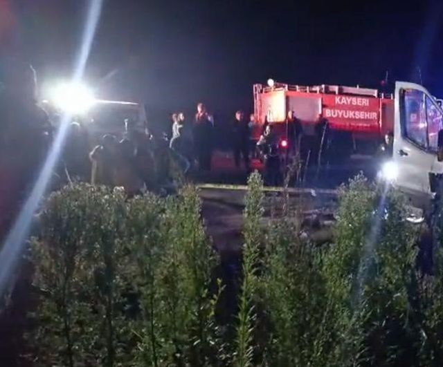 Develi'de işçi servisleri kepçeye çarptı: bir kişi hayatını kaybetti