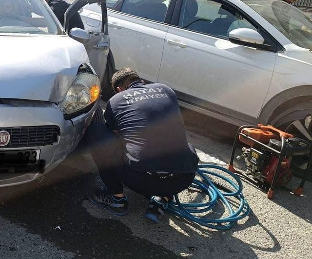 Dörtyol'da Numune Evler Mahallesi'nde iki otomobil çarpıştı, 3 kişi yaralandı
