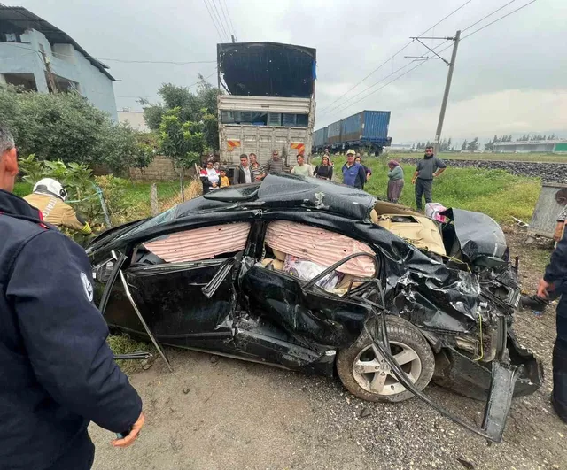 Dörtyol'da trenle otomobil çarpıştı, iki kişi yaralandı