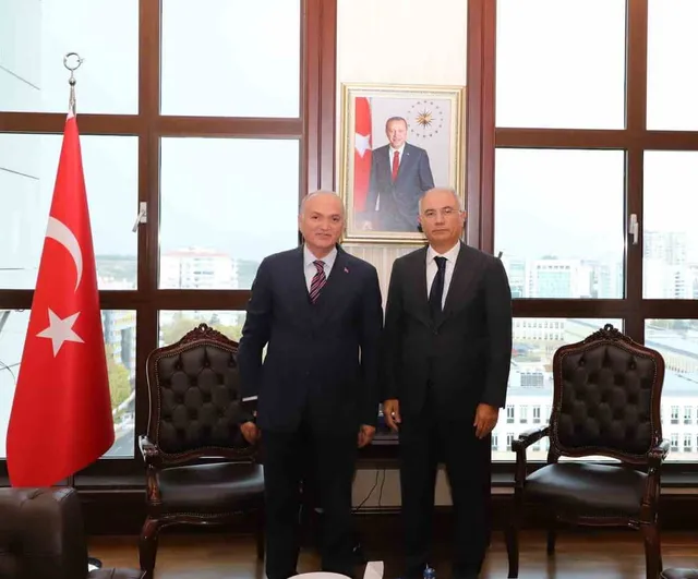 Düzce belediye başkanı Özlü, Efkan Ala'yı makamında ziyaret etti