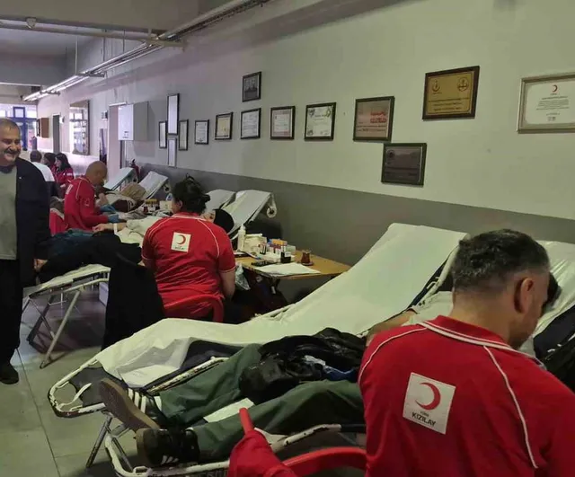 Düzce'de koridorlara kurulan bağış alanı velilerden yoğun ilgi gördü