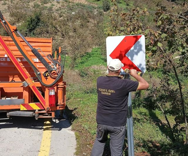 Düzce'de köy yollarında işaretleme ve güvenlik çalışması