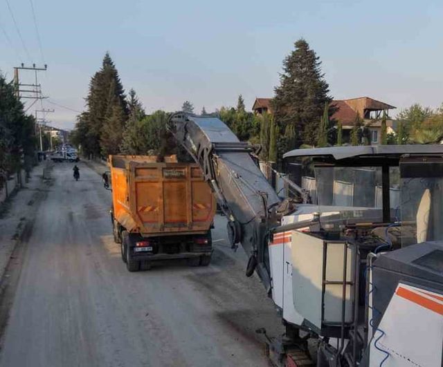 Düzce'de Şıralık Mahallesi yolları gece gündüz yenileniyor