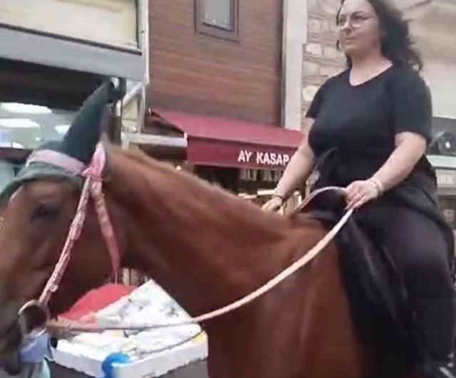 Edirne'de atıyla cadde cadde dolaşan kadının ilgi çeken görüntüleri