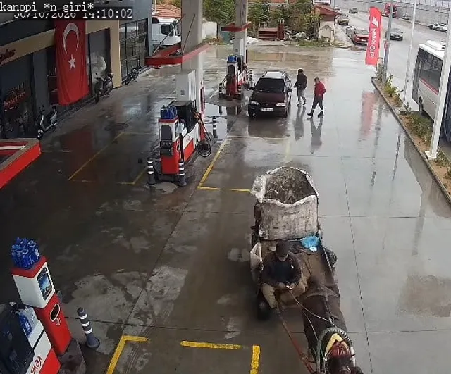 Edirne'de yakıtı biten otomobil at arabasının arkasında 2 kilometre yol aldı