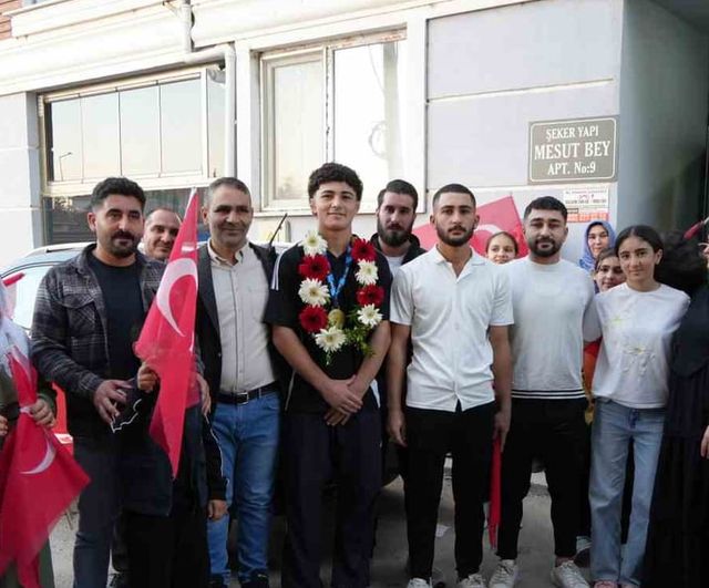 edirneli genç güreşçiye ilçede bayraklarla coşkulu karşılama