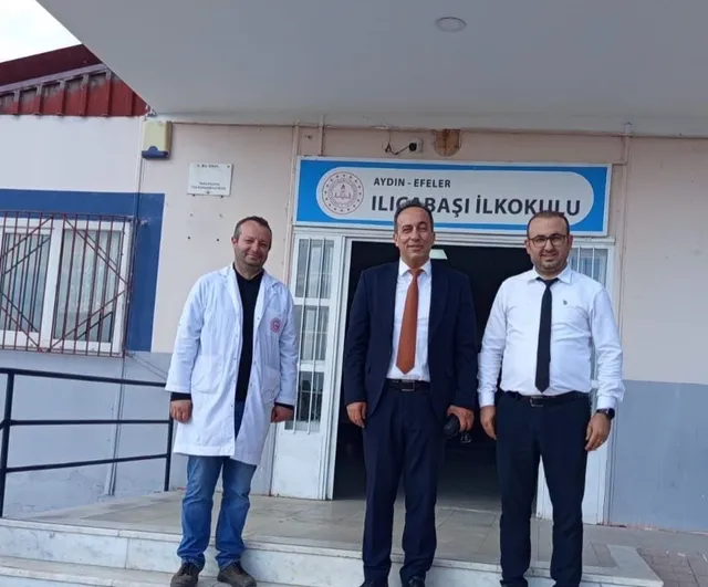 Efeler'de Ali Çomruk sınıf oyunlarına katılıp öğrencilere eşlik etti