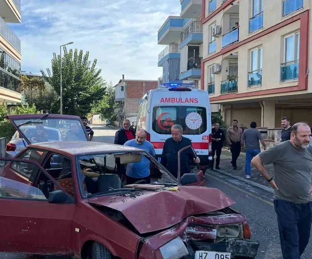 Efeler'de direğe çarpan otomobilde iki kişi yaralandı