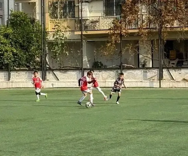 Efeler'de geleceğin yıldızları sahada: cumhuriyet coşkusu futbolla birleşti