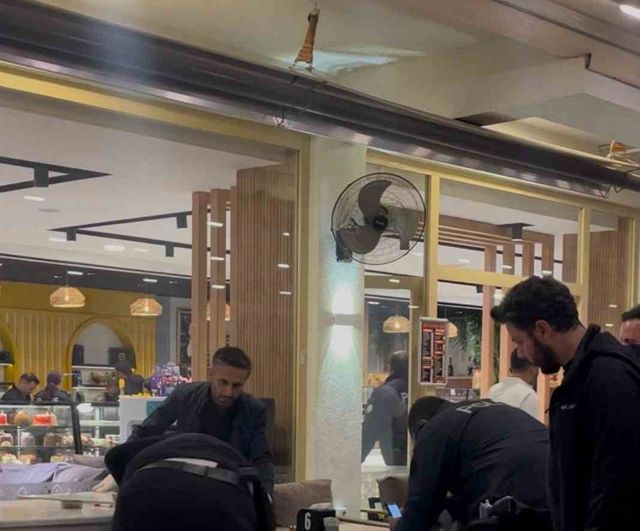 Efeler'de kafe önünde silahlar konuştu: iki şüpheli kayıplarda