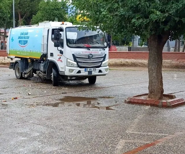 Efeler'de semt pazarlarında akşam temizlik seferberliği