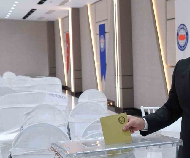 Eğitim-Bir-Sen Adana şubesinde Mustafa Sarıgeçili güven tazeledi