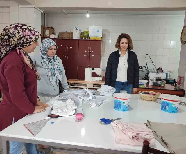 Eğitimle güçlenen eller: Altıntaş'ta kadın terziliği kursuna ziyaret