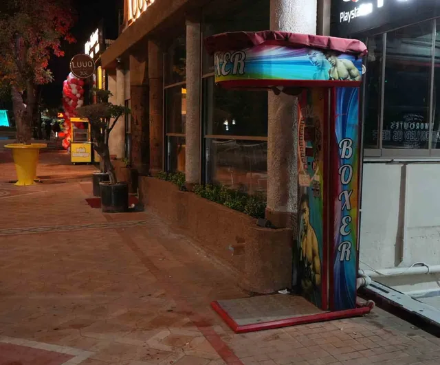 eğlence hedefi şaşırdı: boks makinesini kaçıran öğrenci kafenin duvarına vurdu