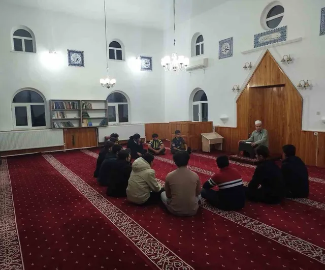 Emirdağ'da pansiyon öğrencileriyle camide manevî buluşma