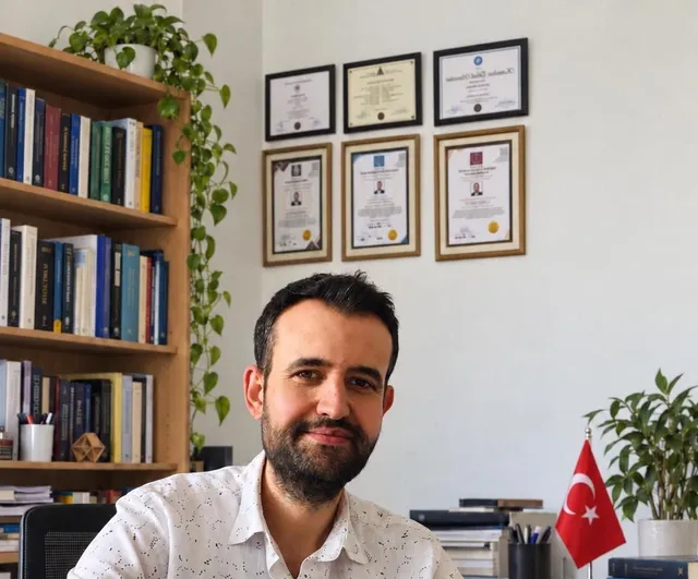 Erciyes'li bilim insanı Bahadır Kopçasız optoelektronik ve fotonik alanında Türkiye birincisi oldu