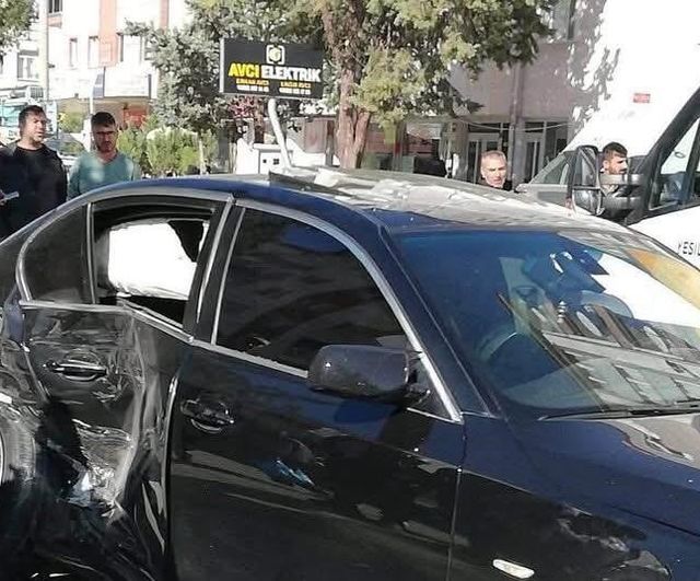 Ereğli'de kavşakta peş peşe çarpışma: üç kişi hastaneye kaldırıldı