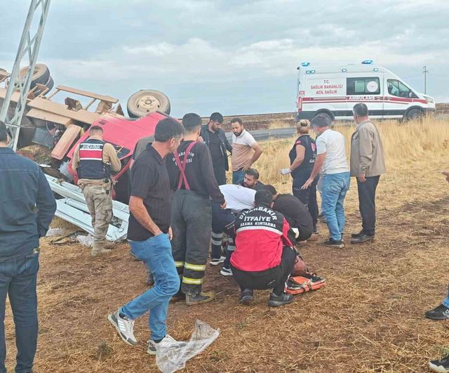 Ergani'de direksiyon hakimiyetinin kaybı kamyonetin devrilmesine yol açtı: 5 yaralı