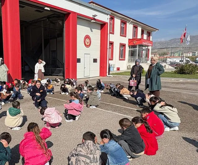 Erzincan'da minikler itfaiyeyi yakından tanıdı