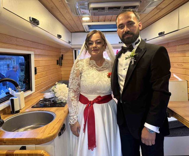 Eşinin 15 yıllık karavan hayalini üç yılda gerçeğe dönüştüren gelin arabası