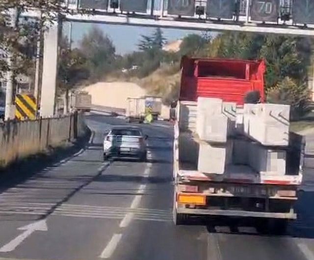 Eskişehir çevreyolunda sabitlenmeden taşınan beton bloklar trafikte tehlike yarattı