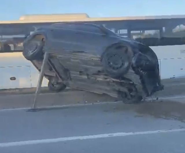Eskişehir çevreyolunda takla atan araçta sıkışan sürücü itfaiye ekiplerince kurtarıldı