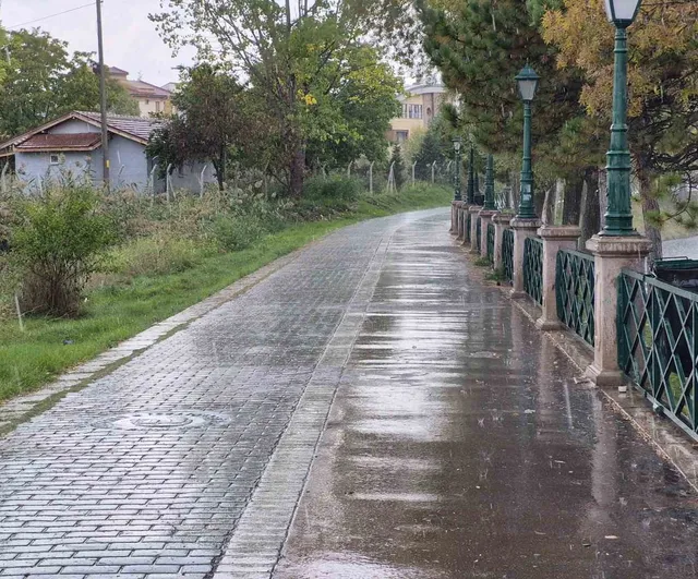 Eskişehir'de öğle vakti bastıran sağanak çevreyi boşalttı