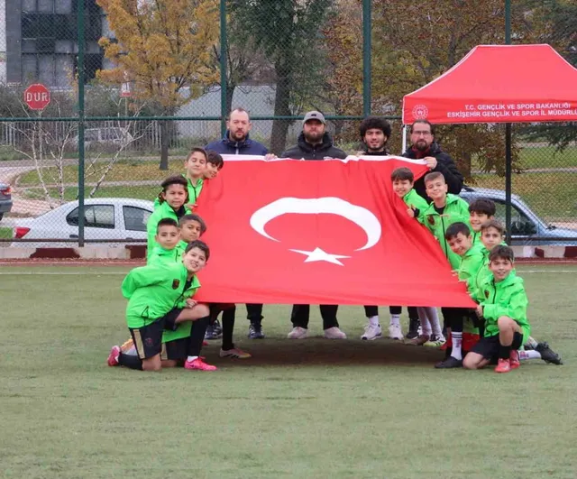 Eskişehir'de sahada cumhuriyet coşkusu futbolun ritmiyle yükseldi