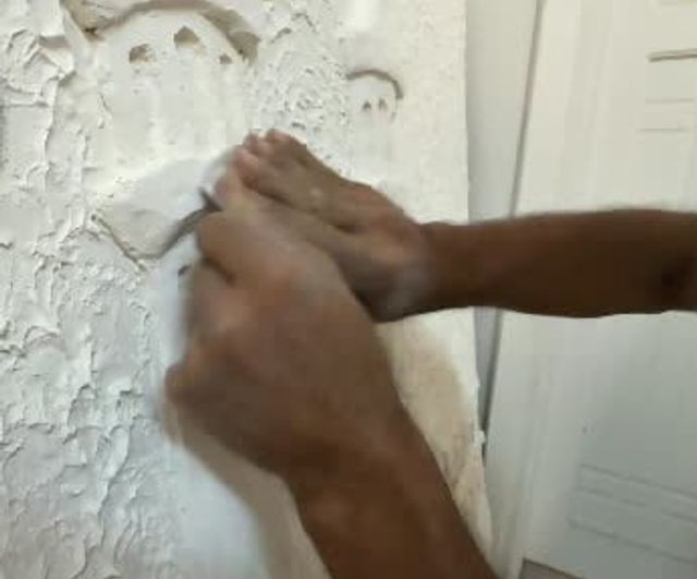 Ev duvarlarını el işçiliğiyle süsleyen alçı ustası