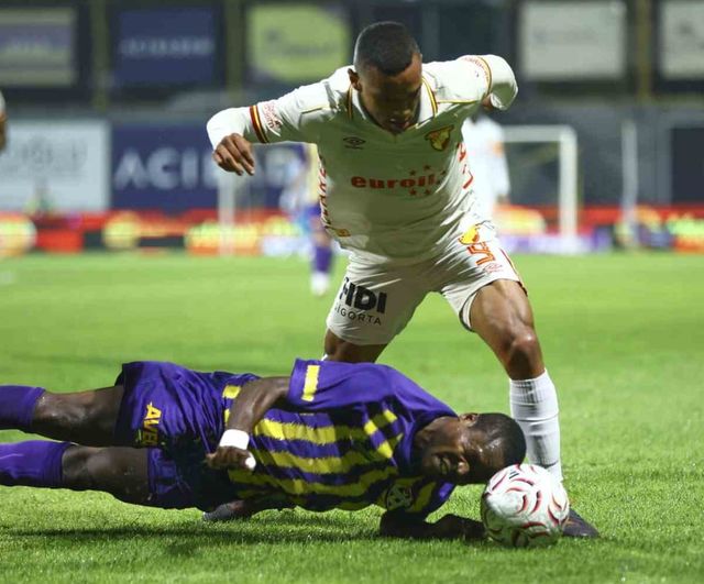 Eyüpspor 10 kişi kalınca Göztepe devreyi 1-0 önde tamamladı