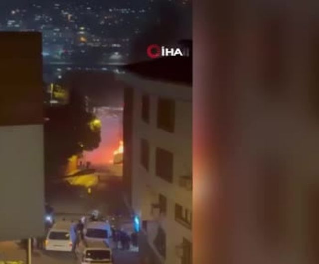 Eyüpsultan'da sokak üzerindeki hafif ticari araç alev aldı