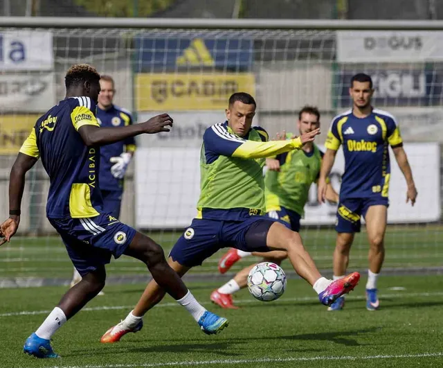 Fenerbahçe İngiltere yolculuğu öncesi yoğun tempoda çalıştı