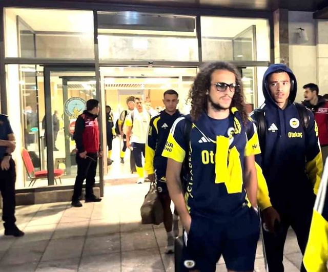 Fenerbahçe kafilesi Rize'ye taraftar desteğiyle indi