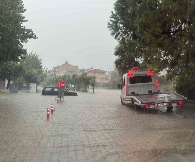 Fethiye'de sağanak yolları ve günlük hayatı etkilendi