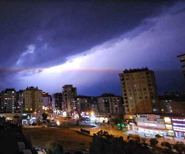 Gaziantep’te şimşeklerin gece sergisi