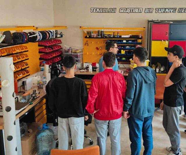 Genç yetenekler Bayburt Deneyap atölyesinde üretime hazırlanıyor