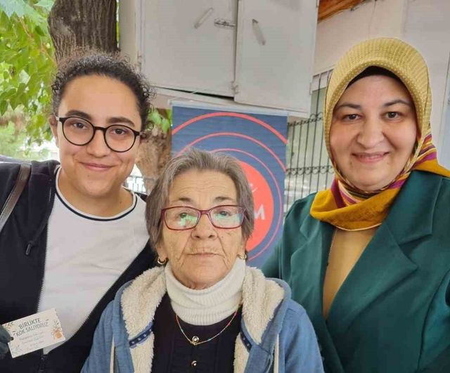 Gençler ve yaşlılar çiçek ekerek gönül köprüsünü güçlendirdi